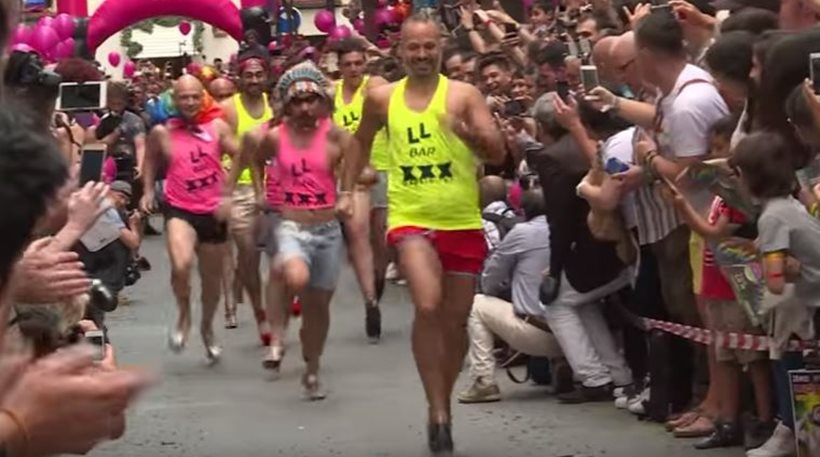 Εκατοντάδες άντρες έτρεξαν με γόβα στιλέτο (vid)