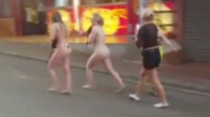 Βρετανίδες επιστρέφουν από κλάμπινγκ εντελώς γυμνές! (video)