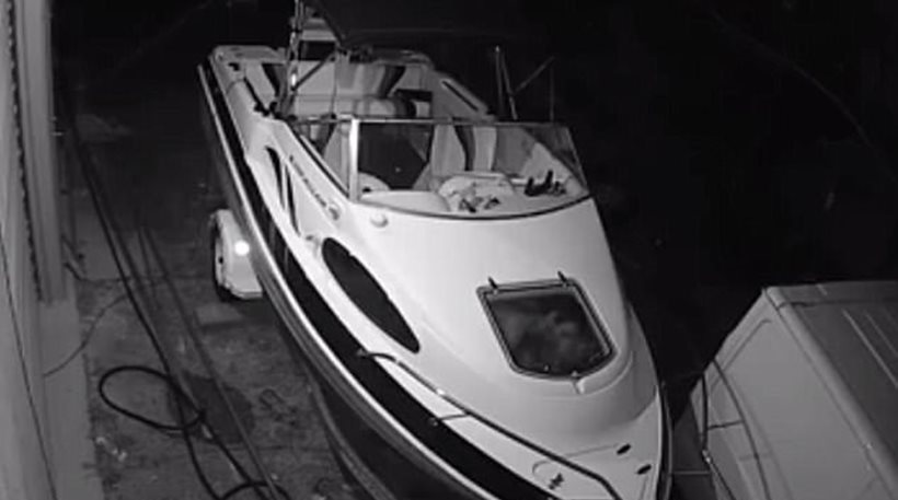 Ζευγάρι μπήκε στο σκάφος, το έκλεψε και… “άναψε”! (video)