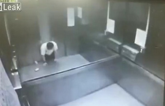 Παγιδεύτηκε στο ασανσέρ και βρήκε φρικτό θάνατο (video)