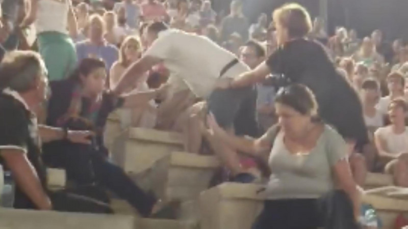 Σοκ! Άντρας χτυπάει τη γυναίκα του στη συναυλία στο Καλλιμάρμαρο! (video)