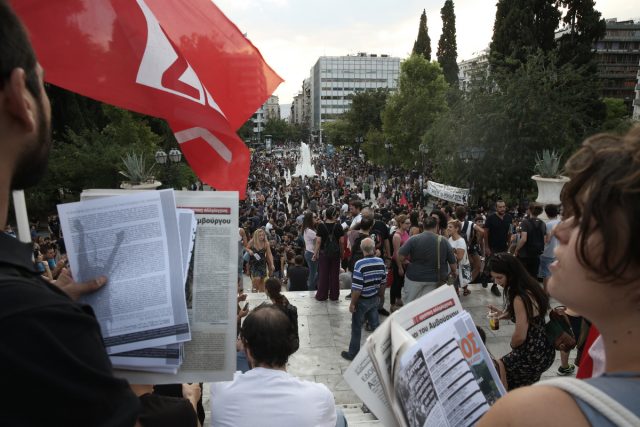 Διαδηλωτές συμμετέχουν σε συγκέντρωση αλληλεγγύης στη νεαρή πανεπιστημιακό Ηριάννα στο Σύνταγμα, Αθήνα, την Παρασκευή 14 Ιουλίου 2017, η οποία καταδικάστηκε σε 13 χρόνια κάθειρξη για συμμετοχή σε τρομοκρατική οργάνωση με βάση ανύπαρκτα στοιχεία. ΑΠΕ ΜΠΕ/ΑΠΕ ΜΠΕ/ΣΥΜΕΛΑ ΠΑΝΤΖΑΡΤΖΗ