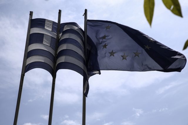 Flags outside the Maximos Mansion,Athens, on 10 May, 2015 / Σημαίες έξω απο το Μέγαρο Μαξίμου, 10 Μαίου,2015