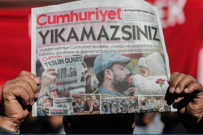 17 δημοσιογράφοι της Cumhuriyet στο εδώλιο