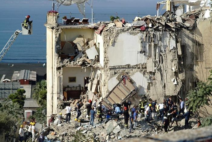 Συναγερμός στην Ιταλία: Κτίριο κατέρρευσε- Οκτώ αγνοούμενοι (video)