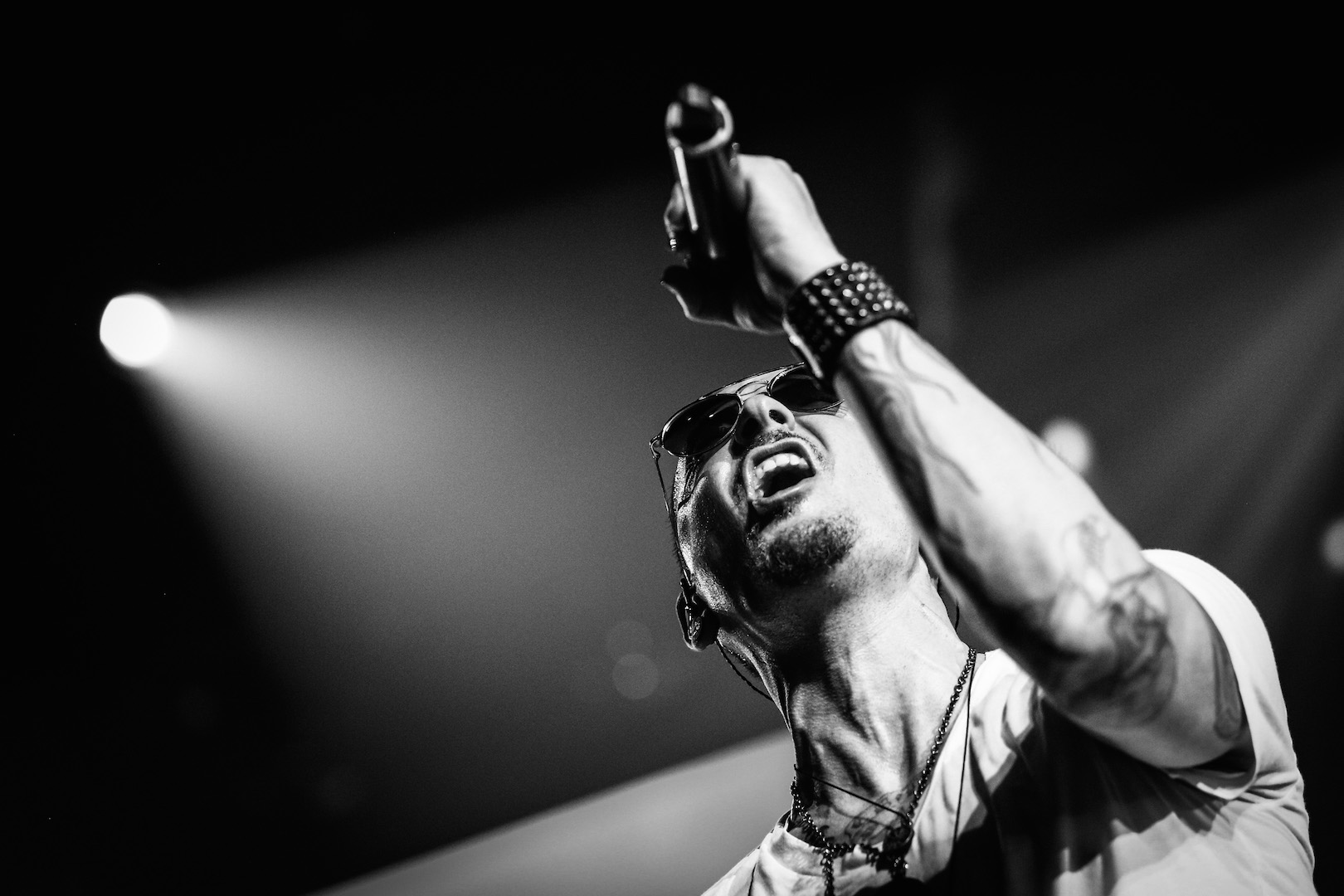 Θρήνος για την αυτοκτονία του τραγουδιστή των Linkin Park: Πλήθος κόσμου στο σπίτι του (pics)