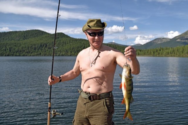 Russian President Vladimir Putin fishes in the remote Tuva region in southern Siberia. The picture taken between August 1 and 3, 2017. / AFP PHOTO / SPUTNIK / Alexey NIKOLSKY