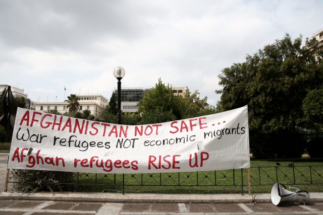 Πανό που έχουν αναρτήσει Αφγανοί πρόσφυγες στη συγκέντρωση διαμαρτυρίας που πραγματοποιήθηκε έξω από το Υπουργείο Μεταναστευτικής Πολιτικής όπου και έγινε πορεία μέχρι έξω από τα γραφεία της Ε.Ε. Τρίτη 22 Αυγούστου 2017. ΑΠΕ-ΜΠΕ/ΑΠΕ-ΜΠΕ/ΘΑΝΑΣΗΣ ΚΑΜΒΥΣΗΣ