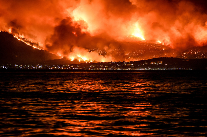 Ο Κάλαμος έγινε στάχτη: Η φωτιά, μέσα από συγκλονιστικές φωτογραφίες