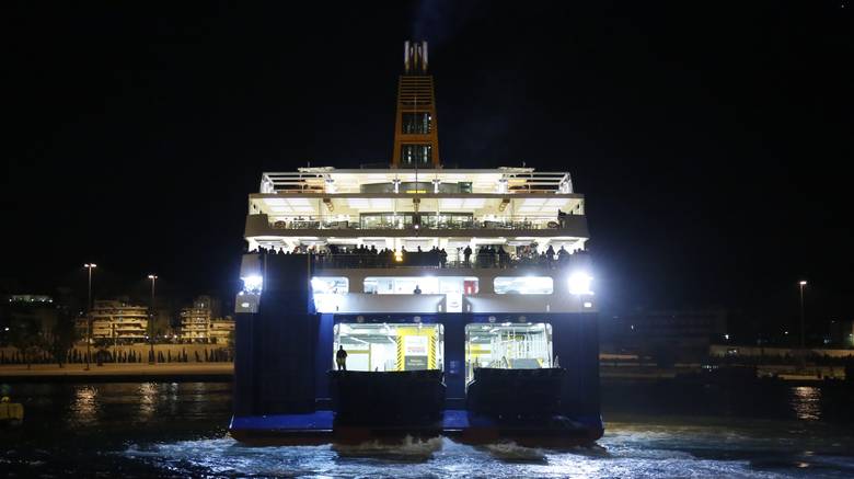 Στην Ίο προσάραξε και εκκενώθηκε το Blue Star Patmos