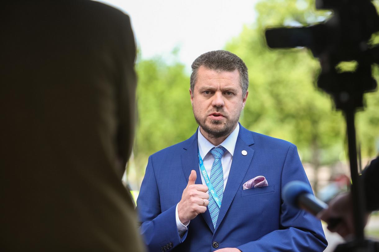 Εσθονός υπουργός Δικαιοσύνης σε Κοντονή: “Όλες οι δικτατορίες καταλήστεψαν τους πολίτες τους”
