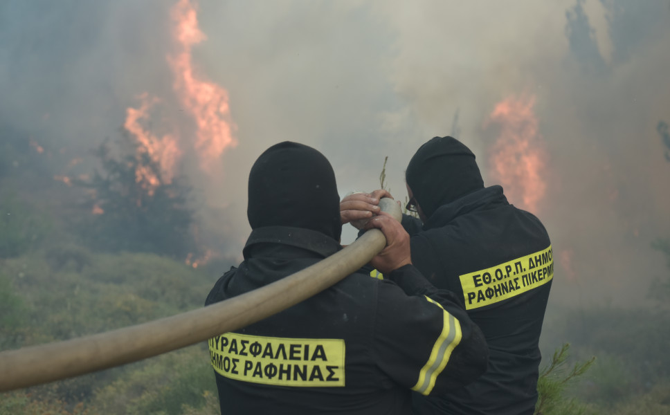 Στο Καπανδρίτι έφτασαν οι φλόγες- Εκκενώθηκε το μοναστήρι!