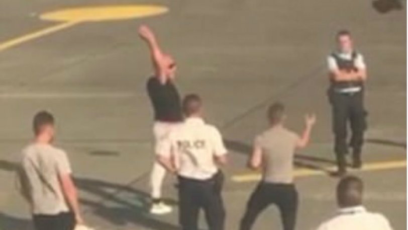Κατέβασαν μεθυσμένους Βρετανούς από το αεροπλάνο και εκείνοι απάντησαν με… μπουνιές (video)