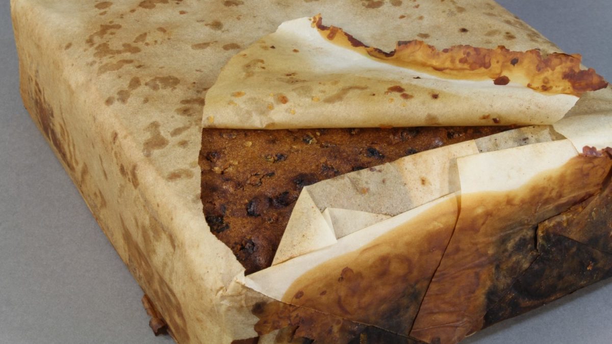 Απίστευτο: Βρέθηκε κομμάτι κέικ 100 ετών, “έτοιμο” για να το φας! (pics)