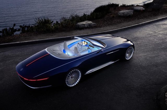 Vision Mercedes-Maybach 6 Cabriolet: Der Übergang zwischen Fahrzeugheck, Kofferdeckelbereich und dem Innenraum ist fließend gestaltet. Kristallweißes hochwertiges Nappaleder steht im spannungsvollen Kontrast zu der dunklen Außenfarbe // Vision Mercedes-Maybach 6 Cabriolet: The transition between the vehicle rear, the area of the boot lid and the interior boasts a flowing design. Crystal white high-quality nappa leather creates an exciting contrast to the dark paint finish