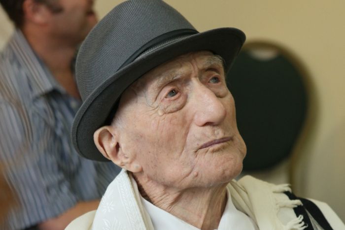 “Έφυγε” από τη ζωή, ο γηραιότερος άνδρας στον κόσμο (photos)