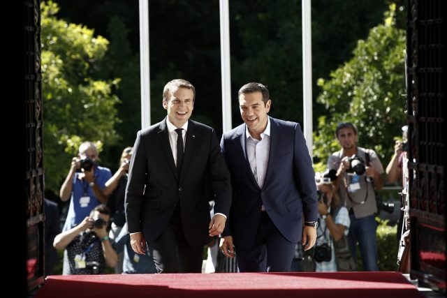 Ο πρωθυπουργός Αλέξης Τσίπρας (Δ) συνοδεύει τον Πρόεδρο της Γαλλικής Δημοκρατίας Emmanuel Macron (Α) κατά τη διάρκεια της συνάντησής τους στο Μέγαρο Μαξίμου, Αθήνα Πέμπτη 7 Σεπτεμβρίου 2017. Ο Γάλλος Πρόεδρος βρίσκεται στην Αθήνα για διήμερη επίσημη επίσκεψη μετά από πρόσκληση του Προέδρου της Δημοκρατίας Προκόπη Παυλόπουλου. ΑΠΕ-ΜΠΕ/ΑΠΕ-ΜΠΕ/ΓΙΑΝΝΗΣ ΚΟΛΕΣΙΔΗΣ