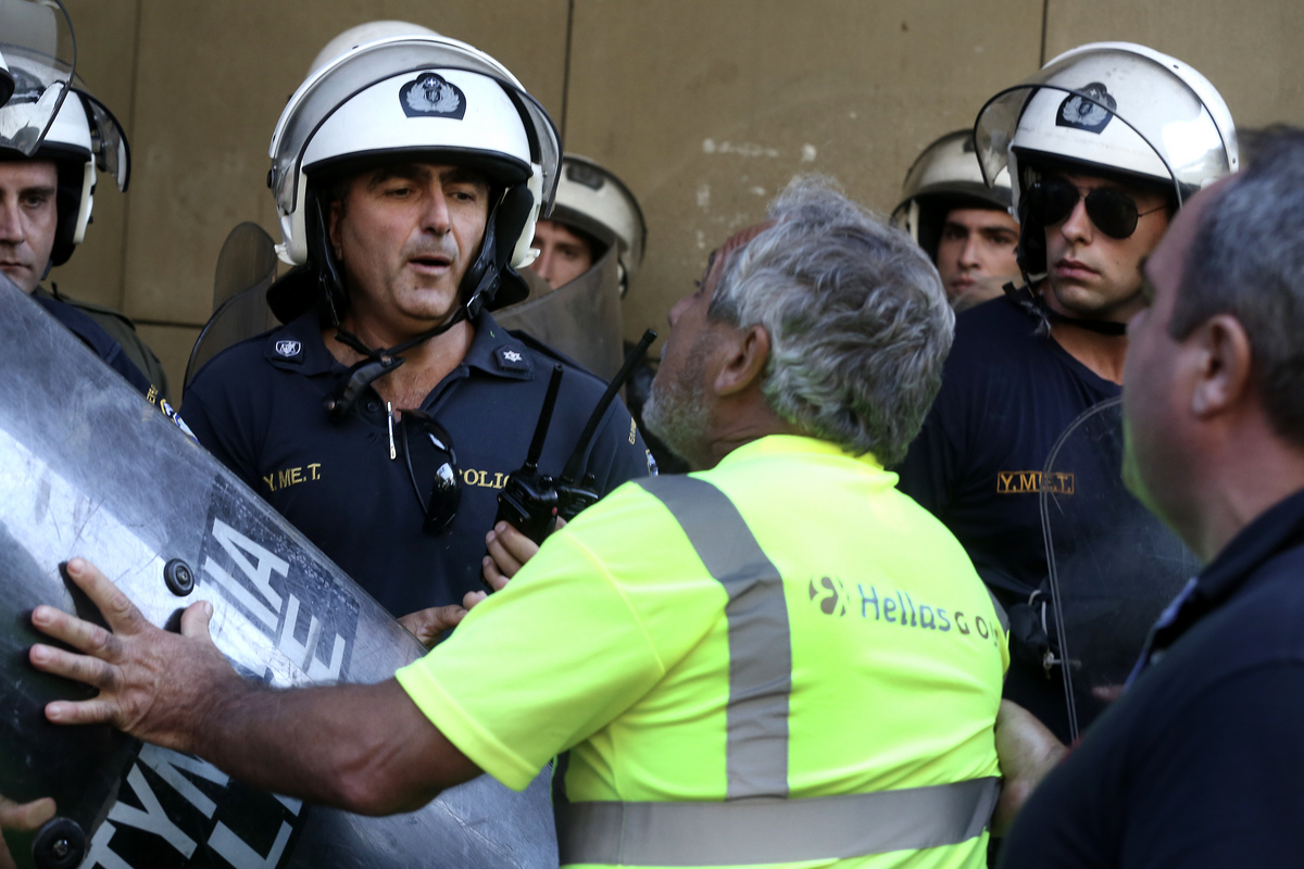 Έξαλλοι οι μεταλλωρύχοι: Έσπασαν την τζαμαρία του υπουργείου!