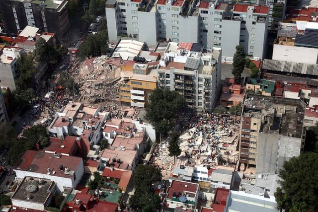 epaselect epa06214721 Aerial view shows hundreds of people, including affected and rescuers, during rescue work amidst collapsed buildings following a 7.1 magnitude earthquake, in Mexico City, Mexico, 19 September 2017. At least 139 people died in the states of Morelos, Puebla and Mexico following a powerful earthquake that struck central Mexico. Emergency services are searching for survivors buried under the rubble of collapsed buildings. The death toll is likely to rise, media added quoting officials.  EPA/STR