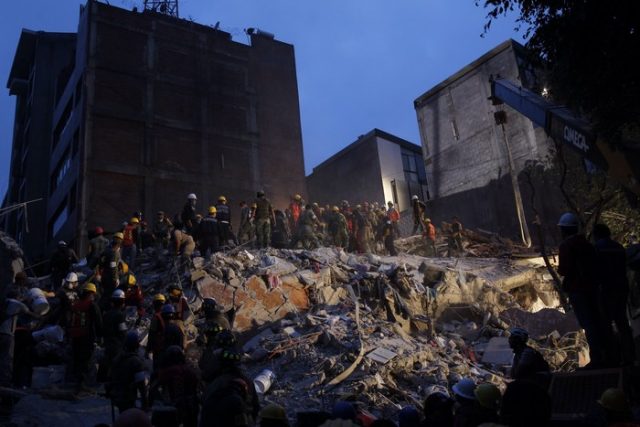 epa06215540 Rescue workers search in the debris of collapsed buildings in Mexico City, Mexico, 20 September 2017. At least 224 people have died in the states of Morelos, Puebla and Mexico following a powerful 7.1 earthquake that struck central Mexico.  EPA/Sashenka Gutierrez