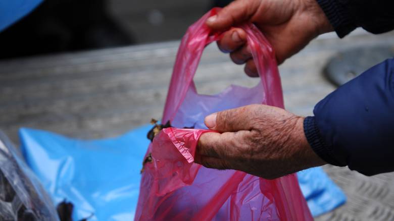 Τέλος και επίσημα οι πλαστικές σακούλες