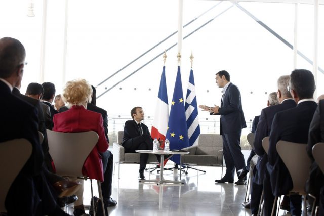 Ο πρωθυπουργός Αλέξης Τσίπρας (Δ) μιλά δίπλα από τον Γάλλο Πρόεδρο Εμανουέλ Μακρόν (Α) (Emmanuel Macron) σε Έλληνες και Γάλλους επιχειρηματίες, στο Ίδρυμα Σταύρος Νιάρχος. Παρασκευή 8 Σεπτεμβρίου 2017. Ο Γάλλος Πρόεδρος Εμανουέλ Μακρόν (Emmanuel Macron) βρίσκεται στην Αθήνα για διήμερη επίσημη επίσκεψη μετά από πρόσκληση του Προέδρου της Δημοκρατίας Προκόπη Παυλόπουλου. ΑΠΕ-ΜΠΕ/ ΑΠΕ-ΜΠΕ / ΓΙΑΝΝΗΣ ΚΟΛΕΣΙΔΗΣ