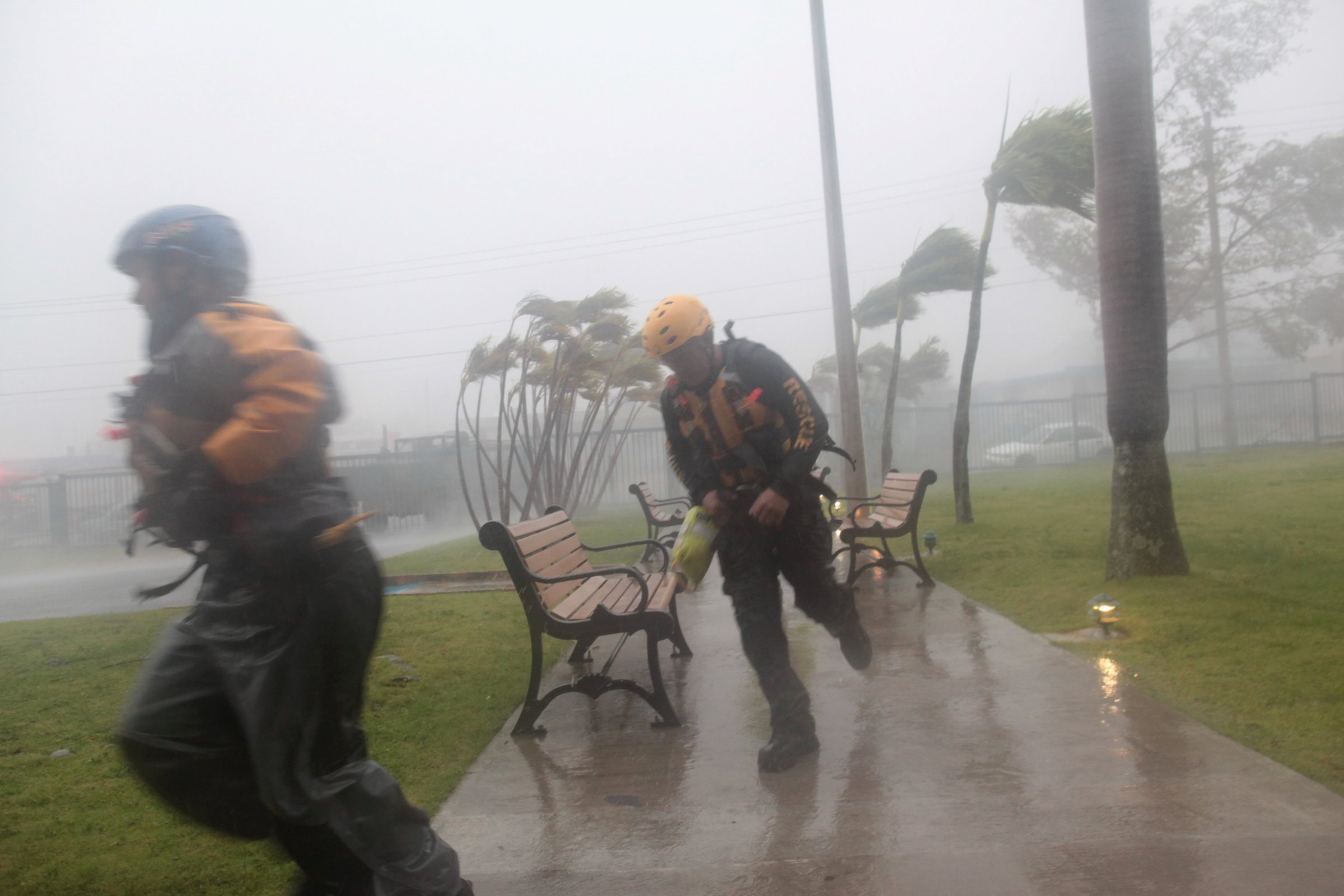 “Ώρα μηδέν”: Φτάνει πιο “άγριος” στη Φλόριντα ο τυφώνας!