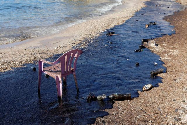 2017-09-12T140751Z_1789390912_RC19677F7F70_RTRMADP_3_GREECE-ENVIRONMENT-OIL-SPILL1