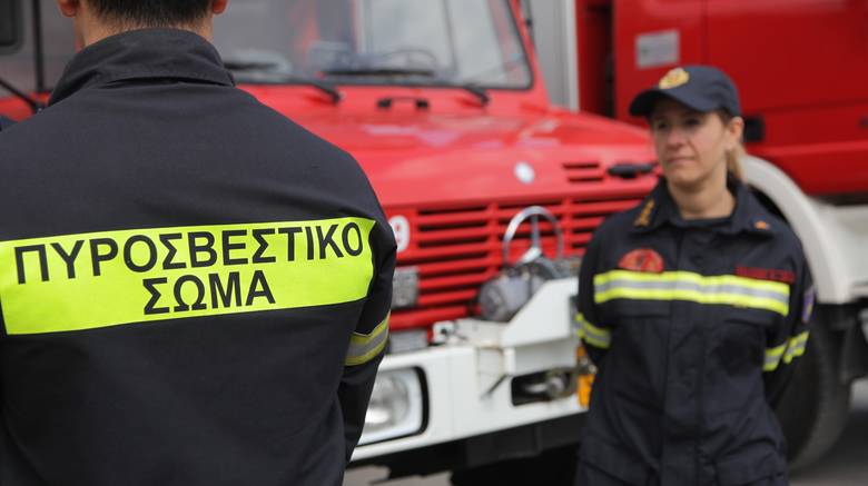 Έβαλαν φωτιά στα γραφεία του ΣΥΡΙΖΑ (pics)