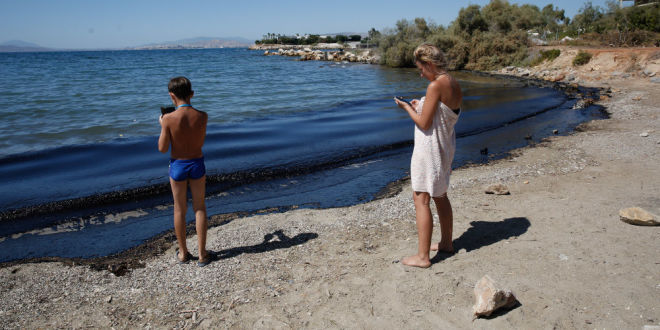 Σοκαριστική εικόνα: Γυναίκα βγαίνει από τη θάλασσα μαύρη από την πίσσα!