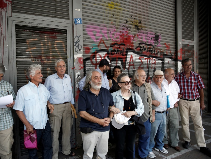 Σκοτώνει μισθούς και συντάξεις η νέα παρακράτηση φόρου