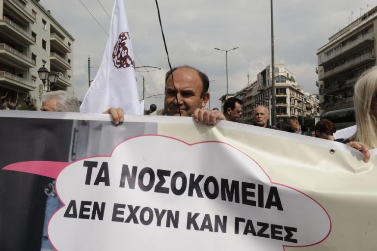 Πορεία της ΠΟΕΔΗΝ με το «άρμα του Ψευταλέξη»  (vids)