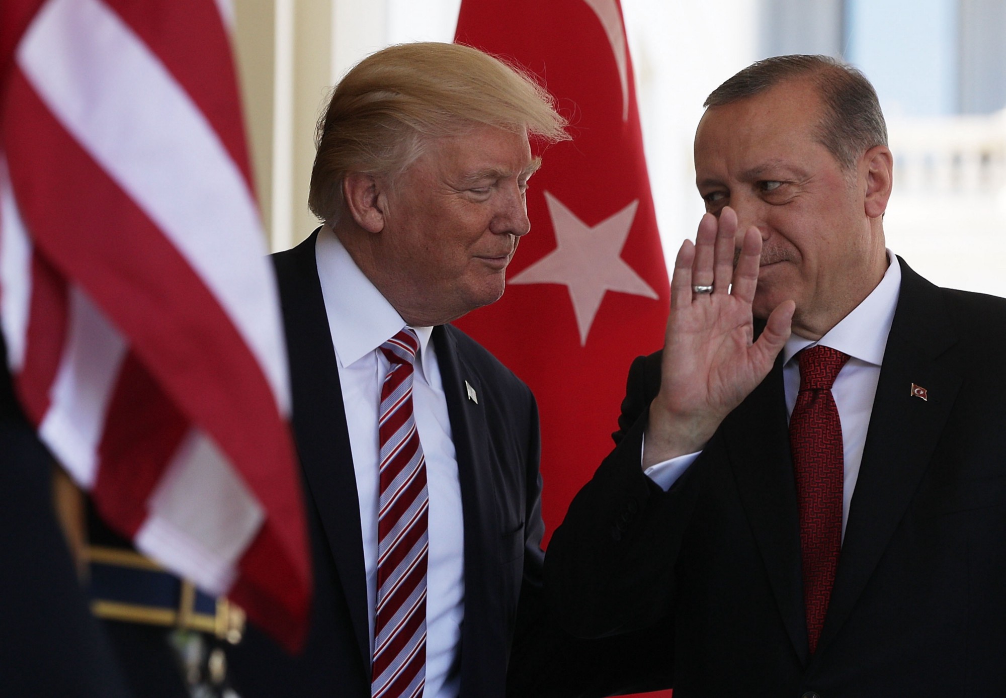 “Πόλεμος” ΗΠΑ- Τουρκίας: Ο Τραμπ “πάγωσε” τις υπηρεσίες Visa- Αντίποινα Ερντογάν