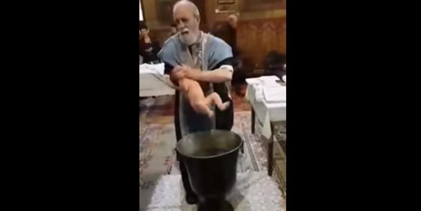 Εξοργιστικό video: Ιερέας κακοποιεί μωρό για να το βαφτίσει