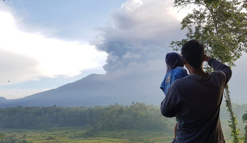 Χάος στο Μπαλί: Αναμένεται άμεσα έκρηξη του ηφαιστείου (vids)