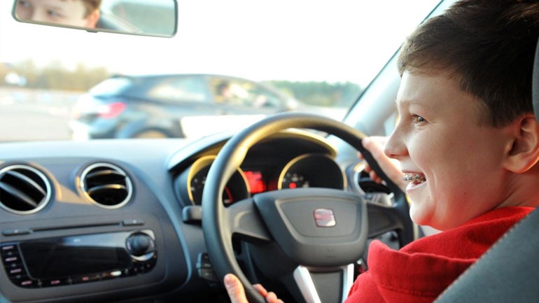 Ανοίγει ο δρόμος για δίπλωμα οδήγησης σε ανήλικους
