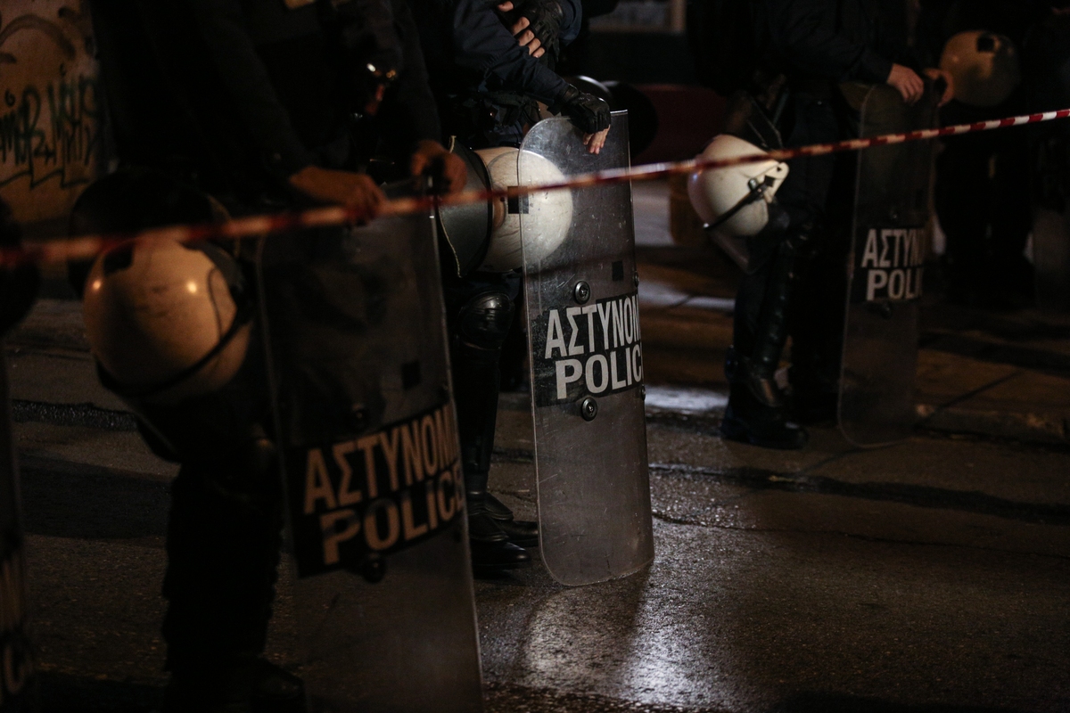 Ανάληψη ευθύνης για την επίθεση στα γραφεία του ΠΑΣΟΚ: Δράσαμε δίπλα στα καθάρματα των ΜΑΤ