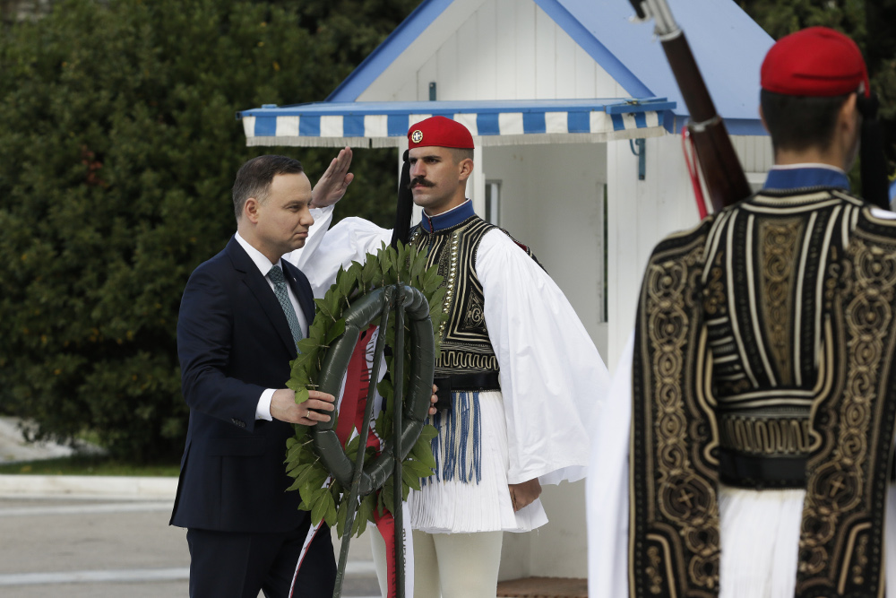 Ο Πολωνός πρόεδρος γονάτισε μπροστά στο Μνημείο του Άγνωστου Στρατιώτη