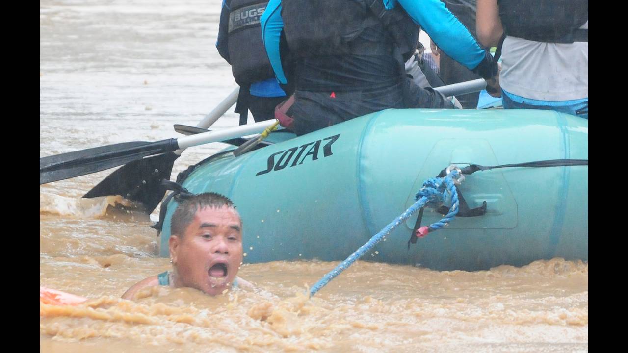 Δεκάδες νεκροί στις Φιλιππίνες από το πέρασμα τροπικής καταιγίδας