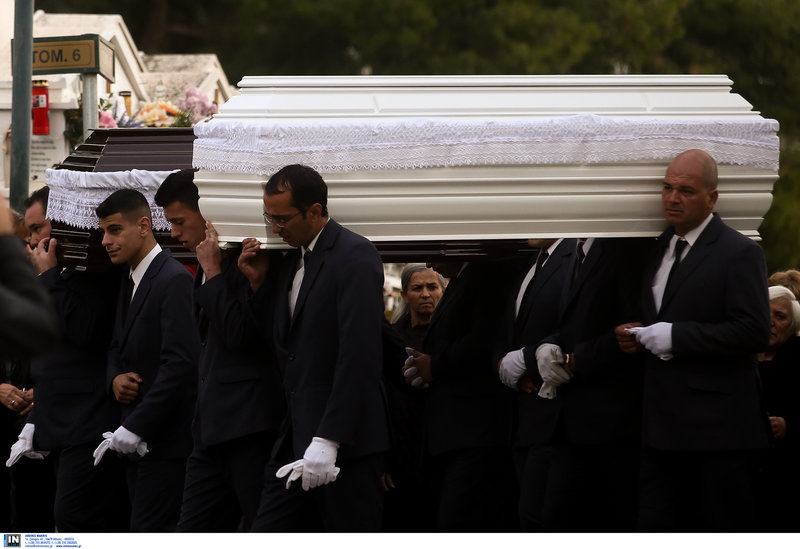 Οδύνη και οργή στην κηδεία της οικογένειας: «Ο φονιάς μας έκαψε»