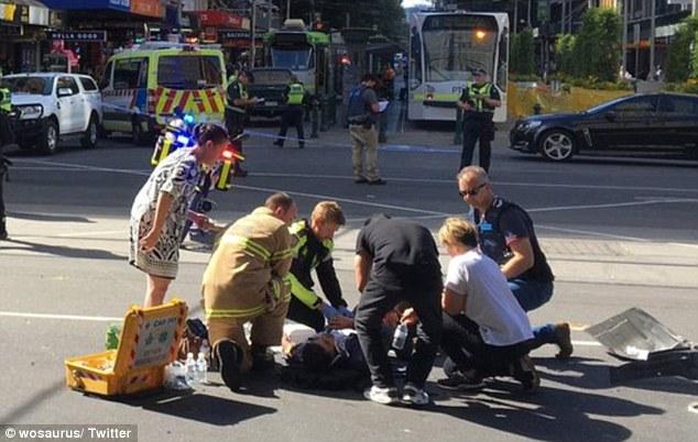 Τρόμος στη Μελβούρνη: Αυτοκίνητο έπεσε πάνω σε πεζούς (pics-vid)