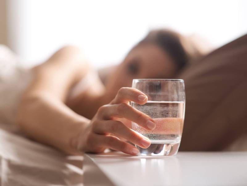 5 λόγοι που πρέπει να πίνετε νερό μόλις ξυπνάτε