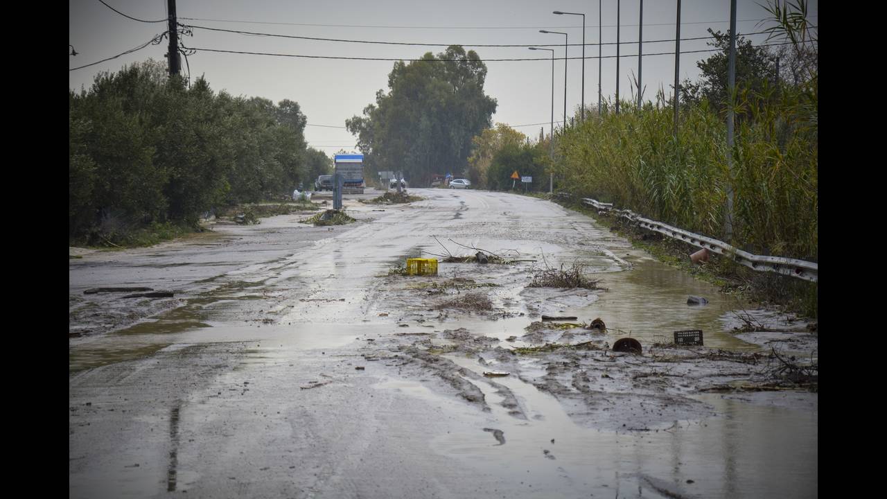 Πολίτης ξυλοκόπησε τον πρόεδρο κοινότητας, θεωρώντας τον υπεύθυνο για τις πλημμύρες (vid)