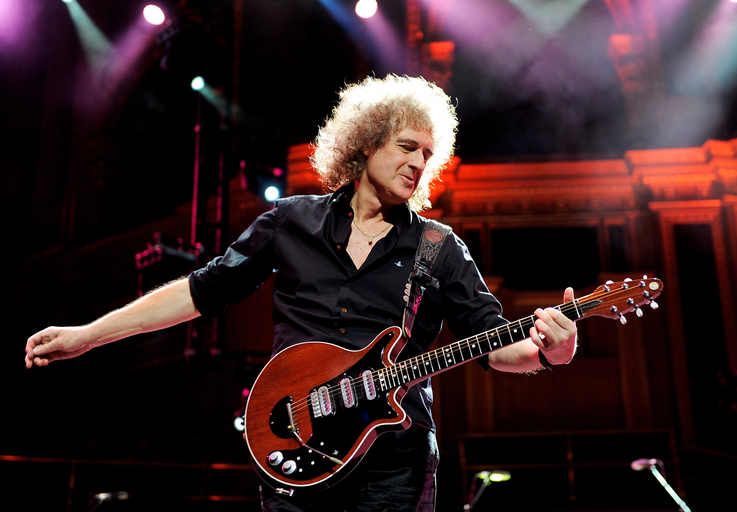 O κορυφαίος Brian May των Queen τα βάζει τη Μέι: “Ίδια με τον Κάμερον”