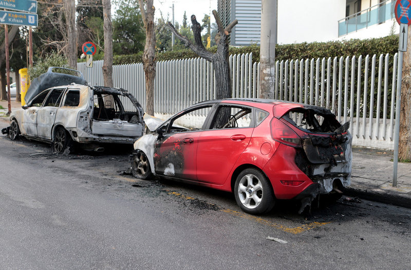 Έκαψαν αυτοκίνητα κοντά στην πρεσβεία της Ουκρανίας