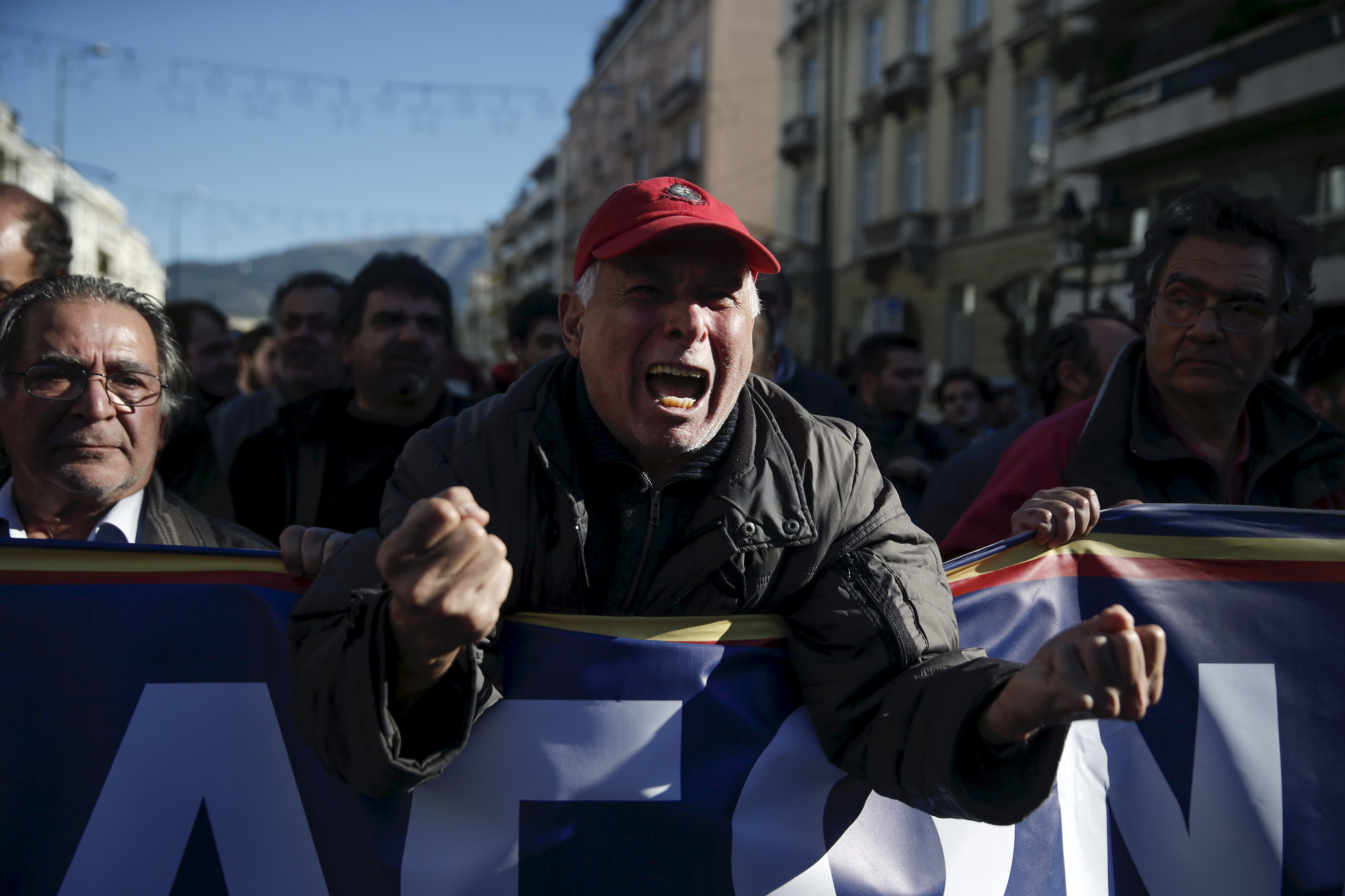 Συνθλίβουν τη μεσαία τάξη τα μέτρα που φέρνει το νέο έτος