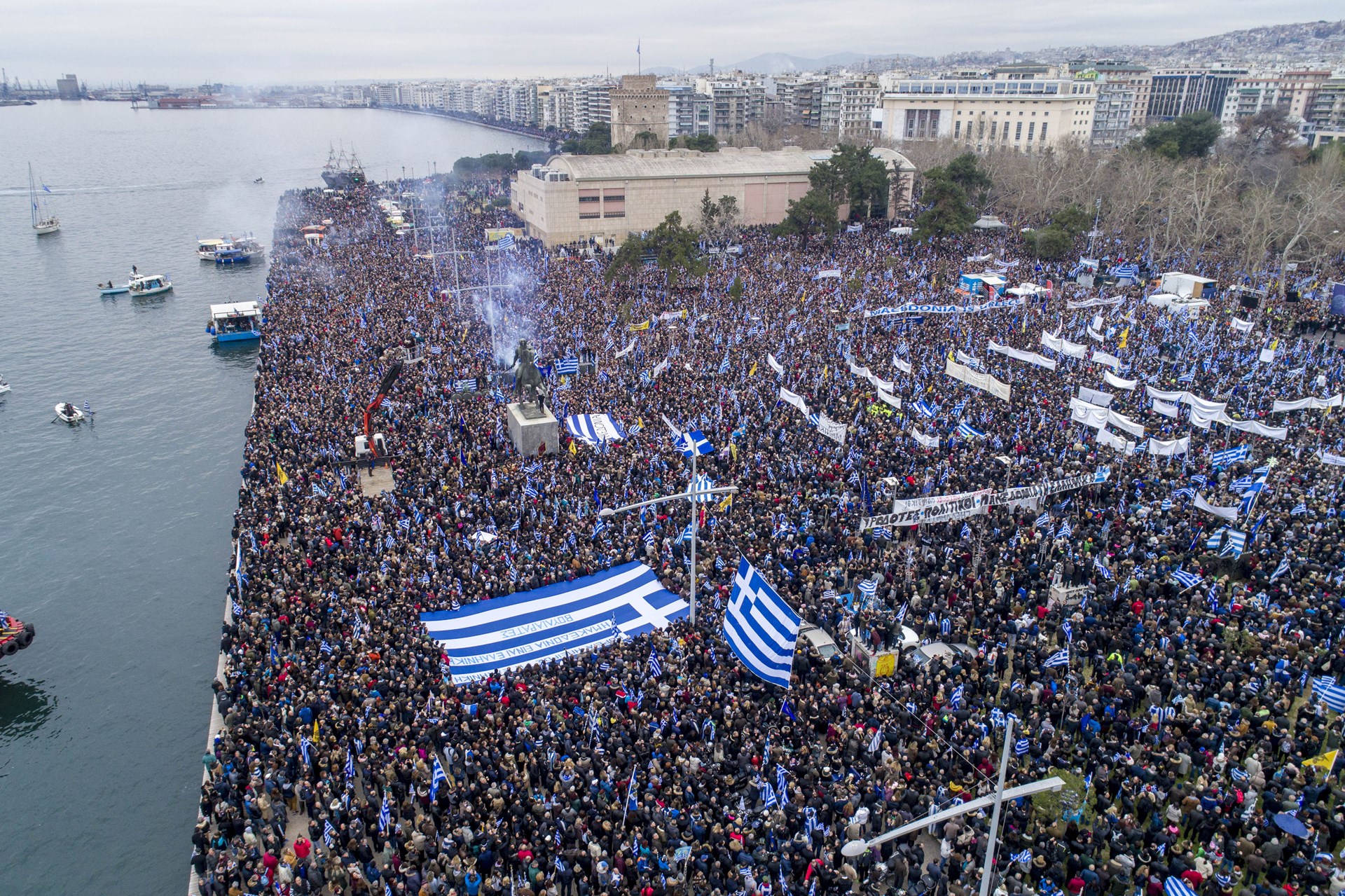 “Η Μακεδονία είναι Ελλάδα”: Ξεπέρασε κάθε προσδοκία το συλλαλητήριο- Όλα όσα έγιναν