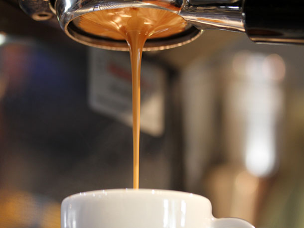 Viral: Η πιο πρωτότυπη καφετέρια στην Ελλάδα (vid)