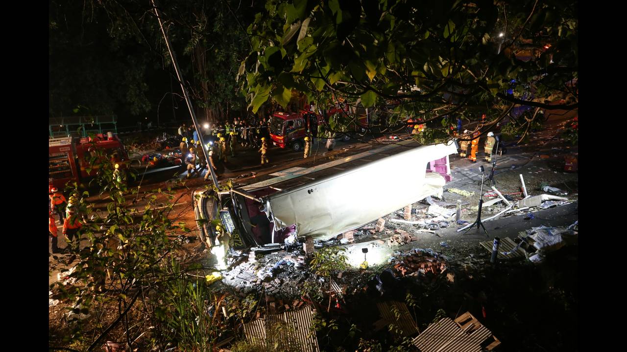 Τουλάχιστον 19 νεκροί και 60 τραυματίες σε ανατροπή λεωφορείου (PICS)