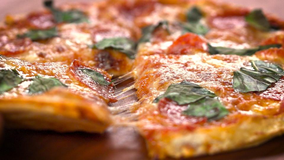 Μυστικό: Πώς να βάλετε την πίτσα στον φούρνο για να βγει “θαύμα”